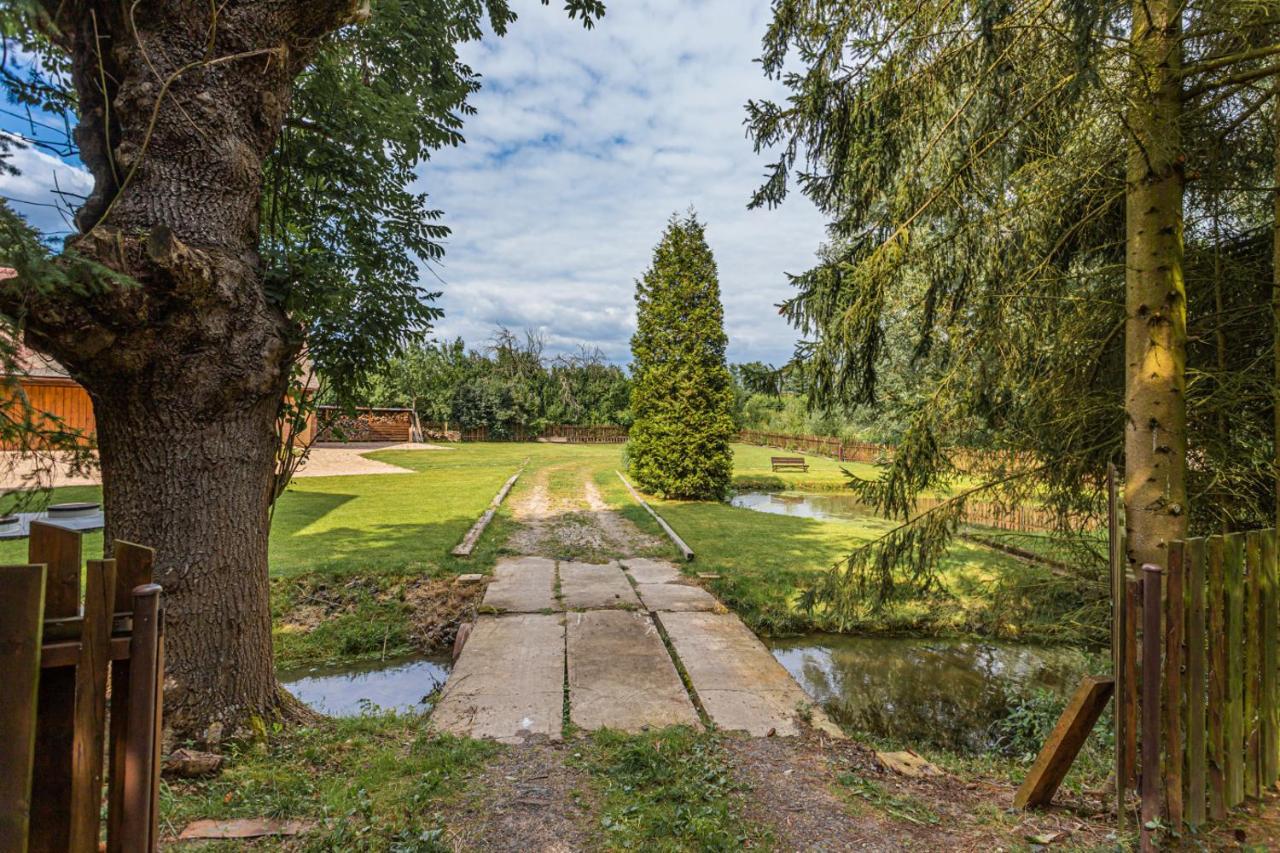 Готель Buskovsky Mlyn 1580 Dolni Bousov Екстер'єр фото