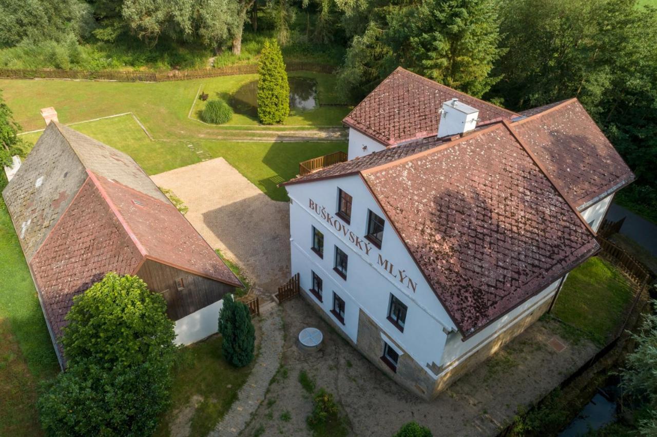Готель Buskovsky Mlyn 1580 Dolni Bousov Екстер'єр фото