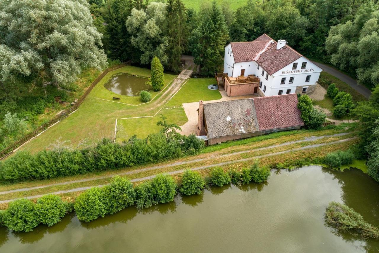 Готель Buskovsky Mlyn 1580 Dolni Bousov Екстер'єр фото